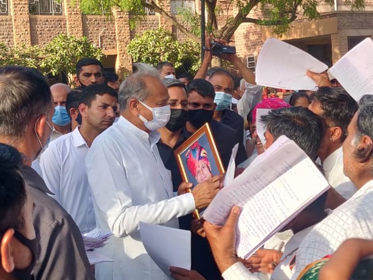 मुख्यमंत्री अशोक