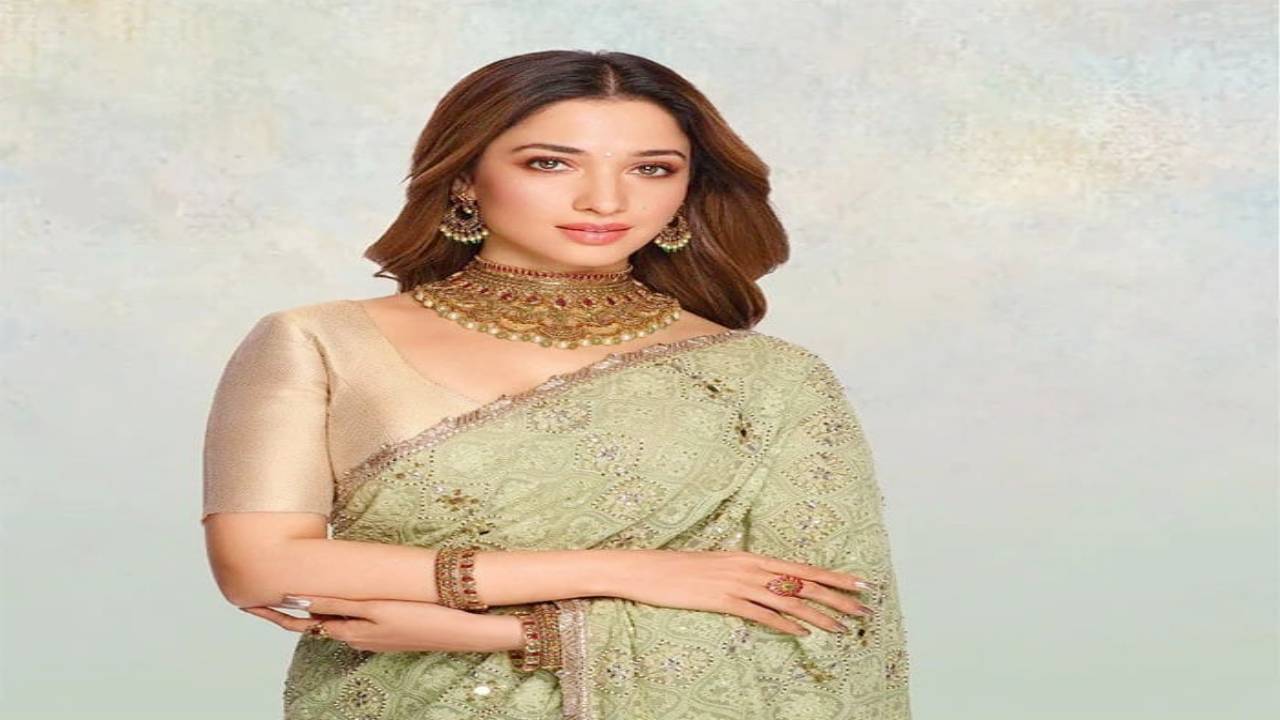 बैरिकेड्स कूदकर
